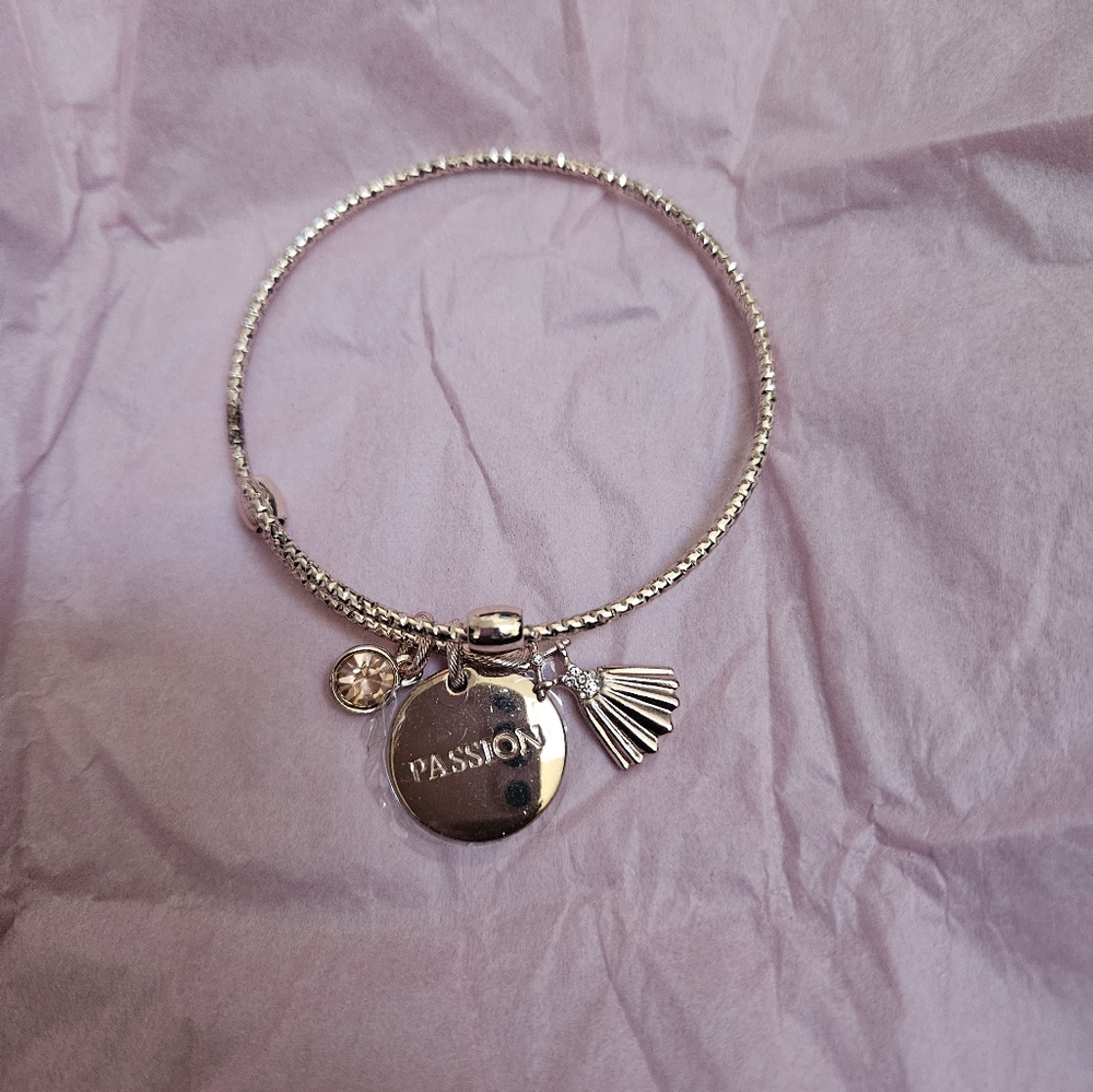 Mary Kay gold charm bracelet with charms